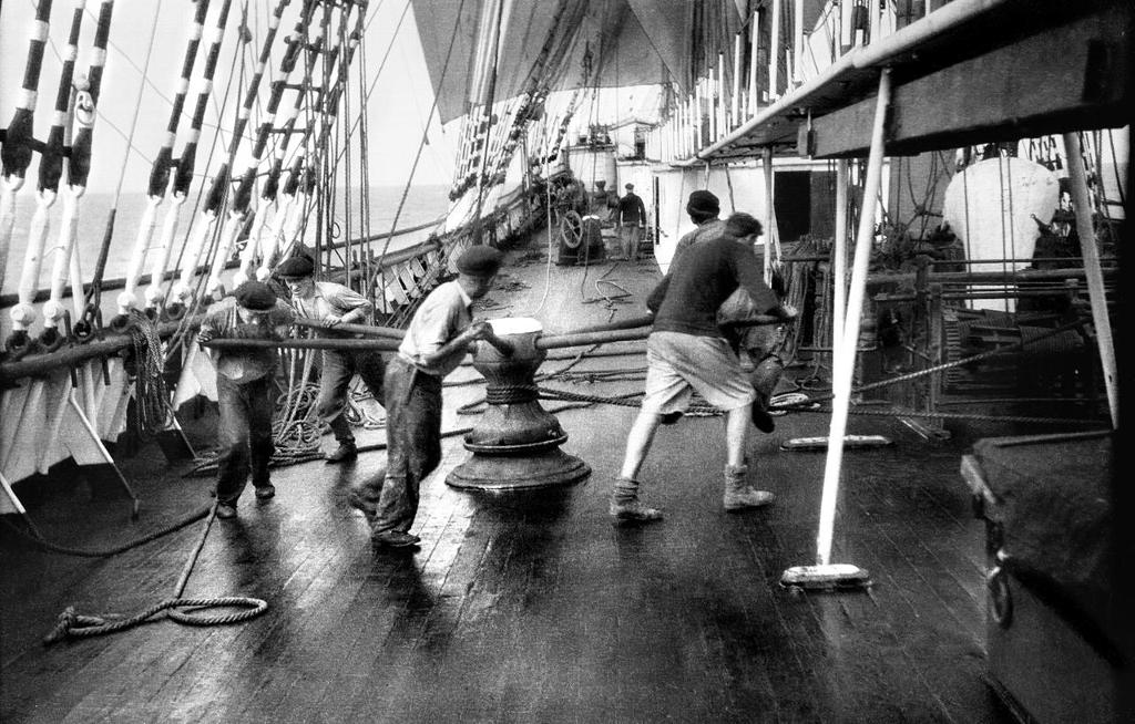 The Lowlands Low – Shanties Family - sailors at the capstan